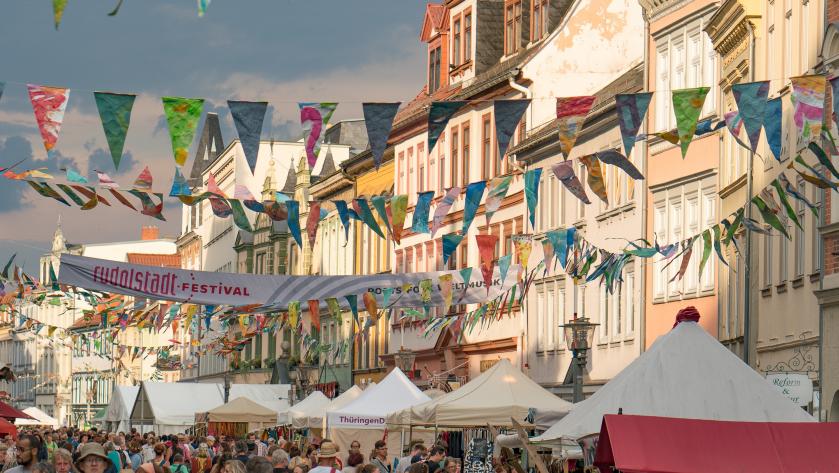 Belebte Straßen zum Rudolstadt Festival.
