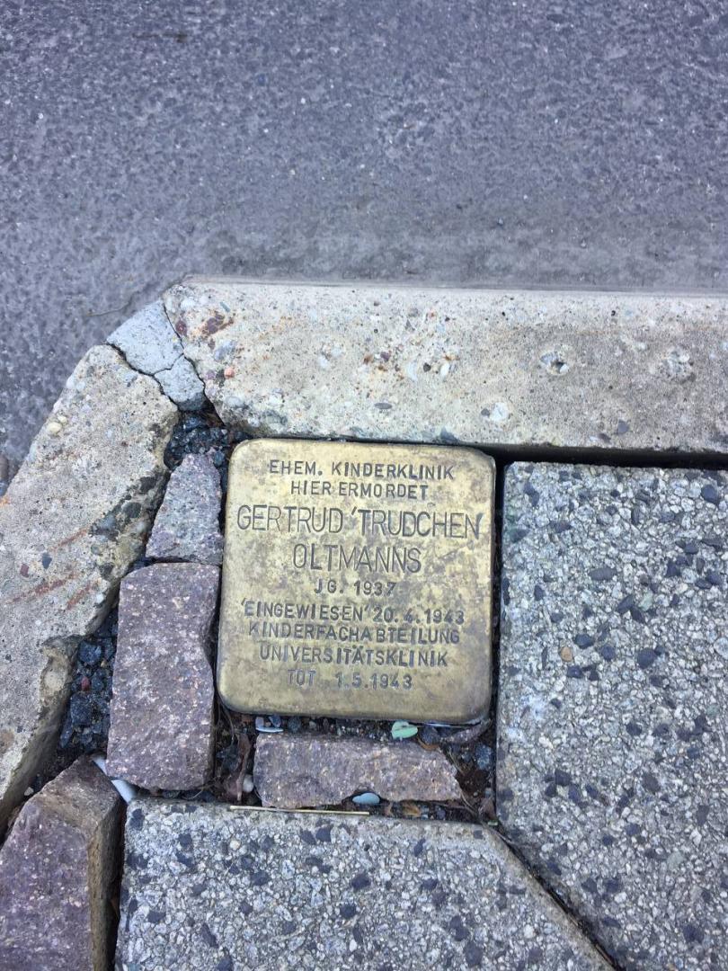 Stolperstein für "Trudchen" Oltmanns am Eingang des ehemaligen Kinderkrankenhauses in der Oststraße