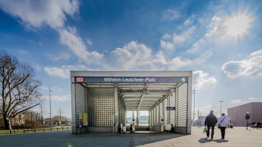 Auf dem Bild ist der Eingang des City-Tunnels am Wilhelm-Leuschner-Platz zu sehen.