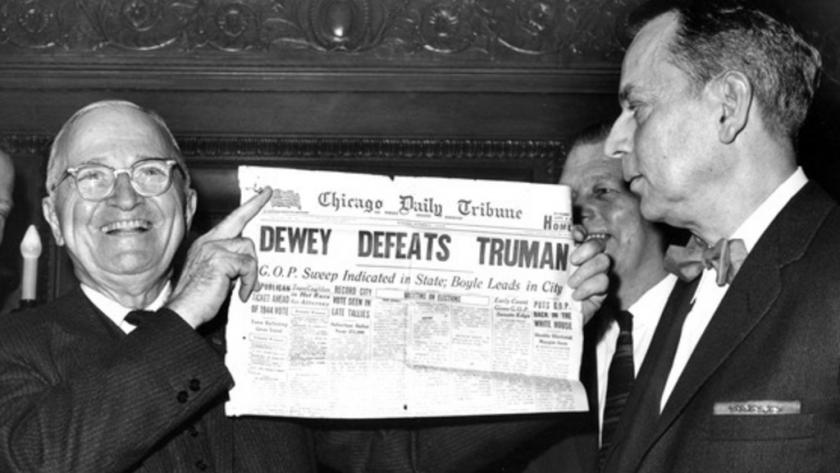 Stolz hält Truman eine Ausgabe der Chicago Tribune hoch, die fälschlicherweise seine Niederlage verlündet