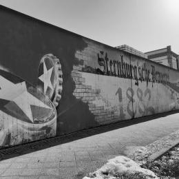 Auf dem Bild ist ein Graffiti von Sternburg-Kronkorken und ein Bild der Firmengeschichte zu sehen