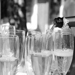 Auf der SS Lauschi wird nur der edelste Champagner ausgeschenkt