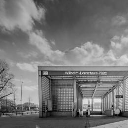 Auf dem Bild ist der Eingang des City-Tunnels am Wilhelm-Leuschner-Platz zu sehen.