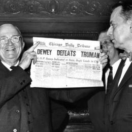 Stolz hält Truman eine Ausgabe der Chicago Tribune hoch, die fälschlicherweise seine Niederlage verlündet