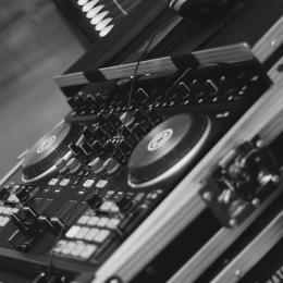 DJ Pult in einem Club