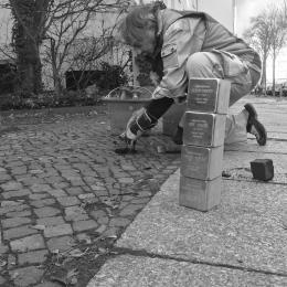 Gunter Demnig verlegt Stolpersteine
