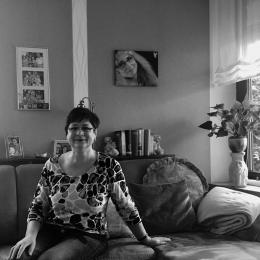Oma Heidlinde Klein in ihrer Wohnung. 