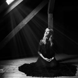 Die Gruseltour Gründerin Clarissa Herzog, fotografiert in mystischer Atmosphäre