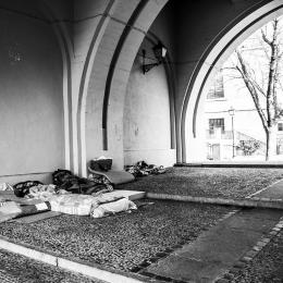Betten unter der Brücke