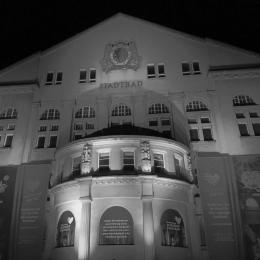 Rot erleuchtetes Stadtbad Leipzig