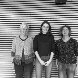 Moderatorin Marie Jainta mit Katharina Marlow (links) und Sylvia Fuchs (rechts) von der Nachbarschaftsschule Lindenau