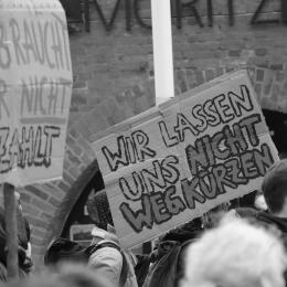 Studierende versammeln sich auf dem Kurt-Masur-Platz 
