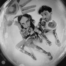 Auf dem Bild sind Bandmitglieder Mica Tenenbaum und Matthew Lewin zu sehen