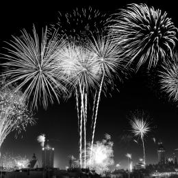 An Silvester wird das alte Jahr mit einem Feuerwerk angemessen verabschiedet und das neue Jahr freudig begrüßt.