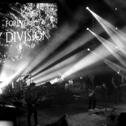 Ein Kozertbild der Band Joy Division