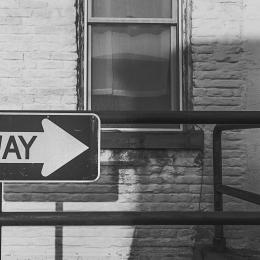 altes Straßenschild mit Aufschrift "One Way"