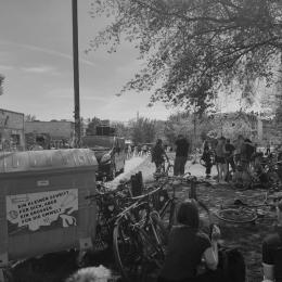Demonstrant:innen versammeln sich im Rabet Park- von da aus solls losgehen