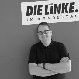 Der Bundestagsabgeordnete Sören Pellmann steht vor rotem Grund und unter dem Logo der Linken.