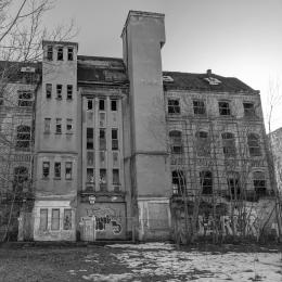 Man sieht eine große Hausruine.