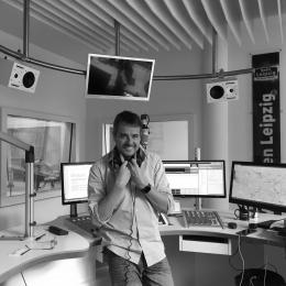 Roman Knoblauch im Studio bei Radio Leipzig. 