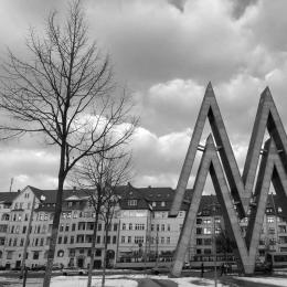 Auf dem Bild ist das große Doppel-M am Eingang der Alten Messe zu sehen.
