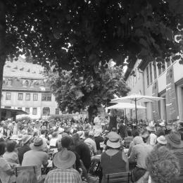 Straßenmusik vor der Bibliothek beim Rudolstadt Festival 2019.