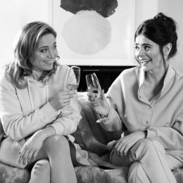 Frauen in rosa Kleidung stoßen mit Sekt an