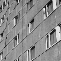 Plattenbau-Fenster