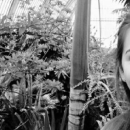 Die Biologin Laura Méndez in einem Tropenhaus.