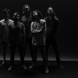 Die fünf Bandmitglieder von Kora Winter 