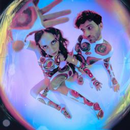 Auf dem Bild sind Bandmitglieder Mica Tenenbaum und Matthew Lewin zu sehen
