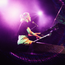 Kid be Kid am Klavier