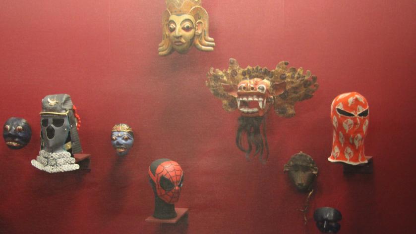 In der Ausstellung sind Masken aus verschiedenen Epochen zu sehen.
