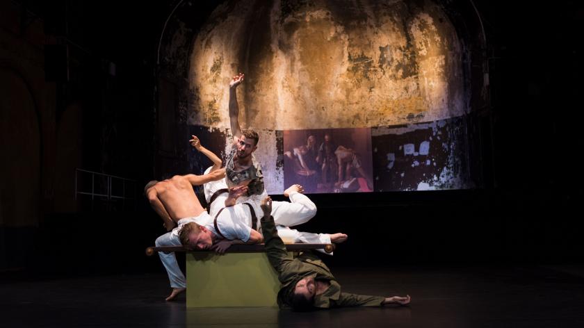 Im alten Gewölbe der Schaubühne Lindenfels kommen der Ritterorden perfekt zur Geltung.
