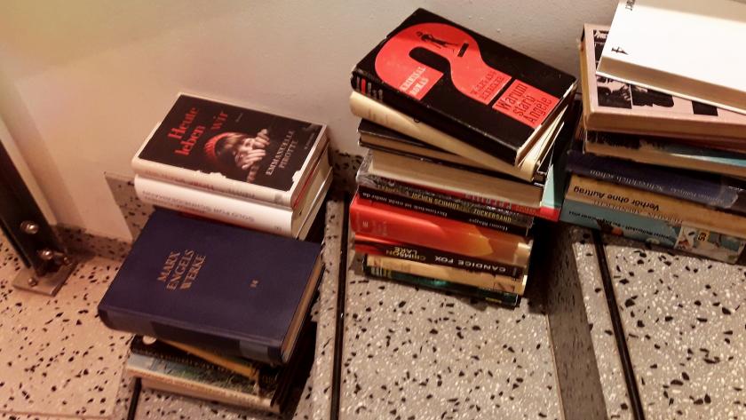 Bücherstapel liegen auf einer Treppe