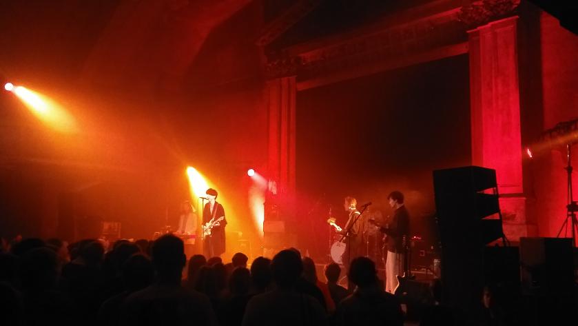 Vier Bohemes in Theaterumgebung