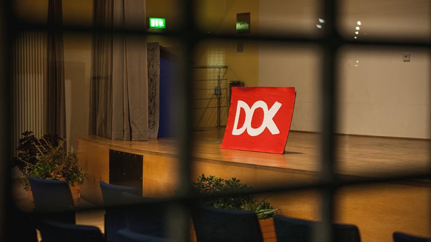 Ds DOK Logo ist sichtbar durch die Gitterstäbe