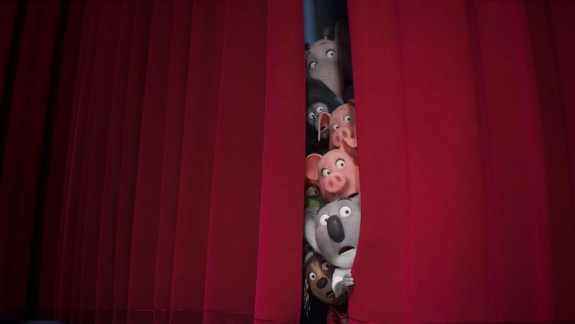 Die tierischen Charaktere aus "Sing" lucken durch einen roten Vorhang.