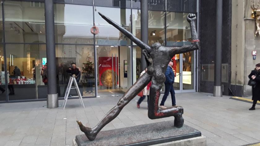 Der "Jahrhundertschritt" von Wolfgang Mattheuer.