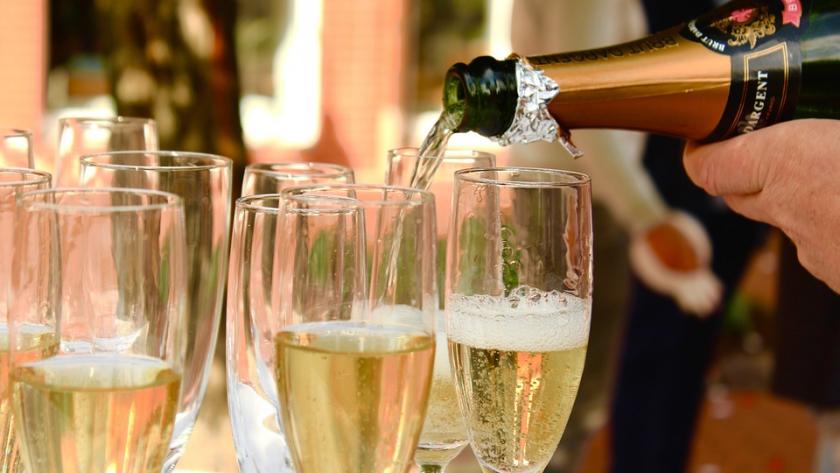 Auf der SS Lauschi wird nur der edelste Champagner ausgeschenkt