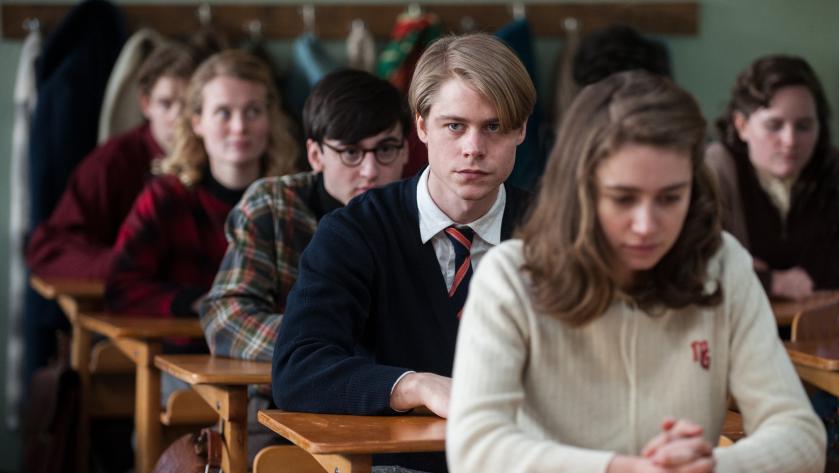 Zwei Minuten Schweigen im Schulunterricht verändert das Leben der DDR-Abiturienten.