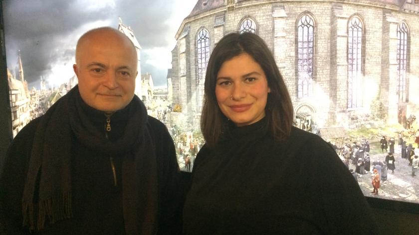 Moderatorin Lisa Tuttlies mit dem Panorama-Künstler Yadegar Asisi