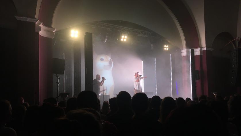 Prinz Pi performt im Felsenkeller.