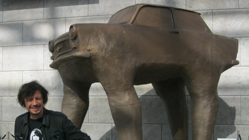 David Černý vor seiner Skulptur "Quo Vadis"