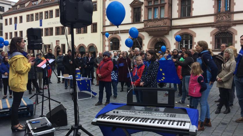 Anna Richter von Pulse of Europe (links) bei der Kundgebung auf dem Nikolaikirchhof
