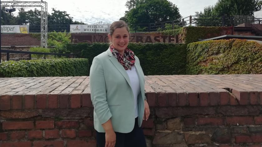 Auf dem Bild ist Jessica Heller vor der Moritzbastei zu sehen