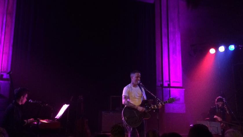 Nathan Grey in lila Licht