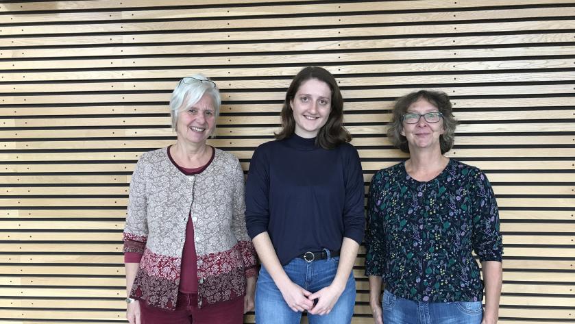 Moderatorin Marie Jainta mit Katharina Marlow (links) und Sylvia Fuchs (rechts) von der Nachbarschaftsschule Lindenau