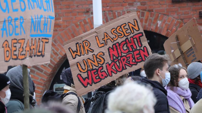 Studierende versammeln sich auf dem Kurt-Masur-Platz 