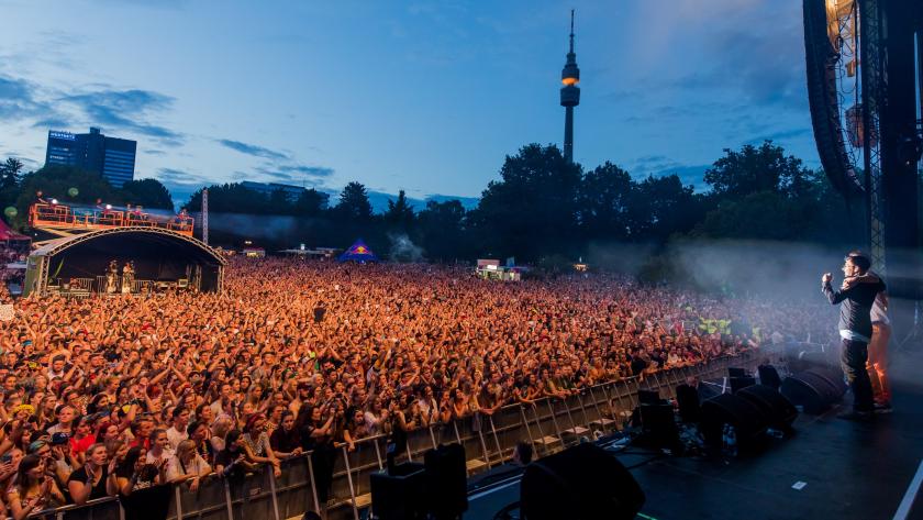 Rund um den Dortmunder Florianturm (im Bild) verteilt liegen sechs Live-Bühnen und über zwanzig Floors.
